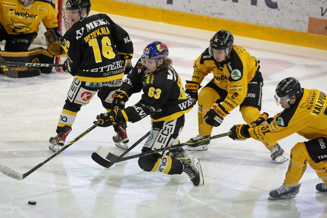 Saipan Antti Kalapudas sekä Seamus Donohue ja Kärppien Ville Koivunen sekä Ville Heikkala pelasivat Liigan jääkiekon runkosarjan pelissä Saipa Lappeenranta vs Kärpät Oulu Lappeenrannan jäähallissa 26. tammikuuta 2023.