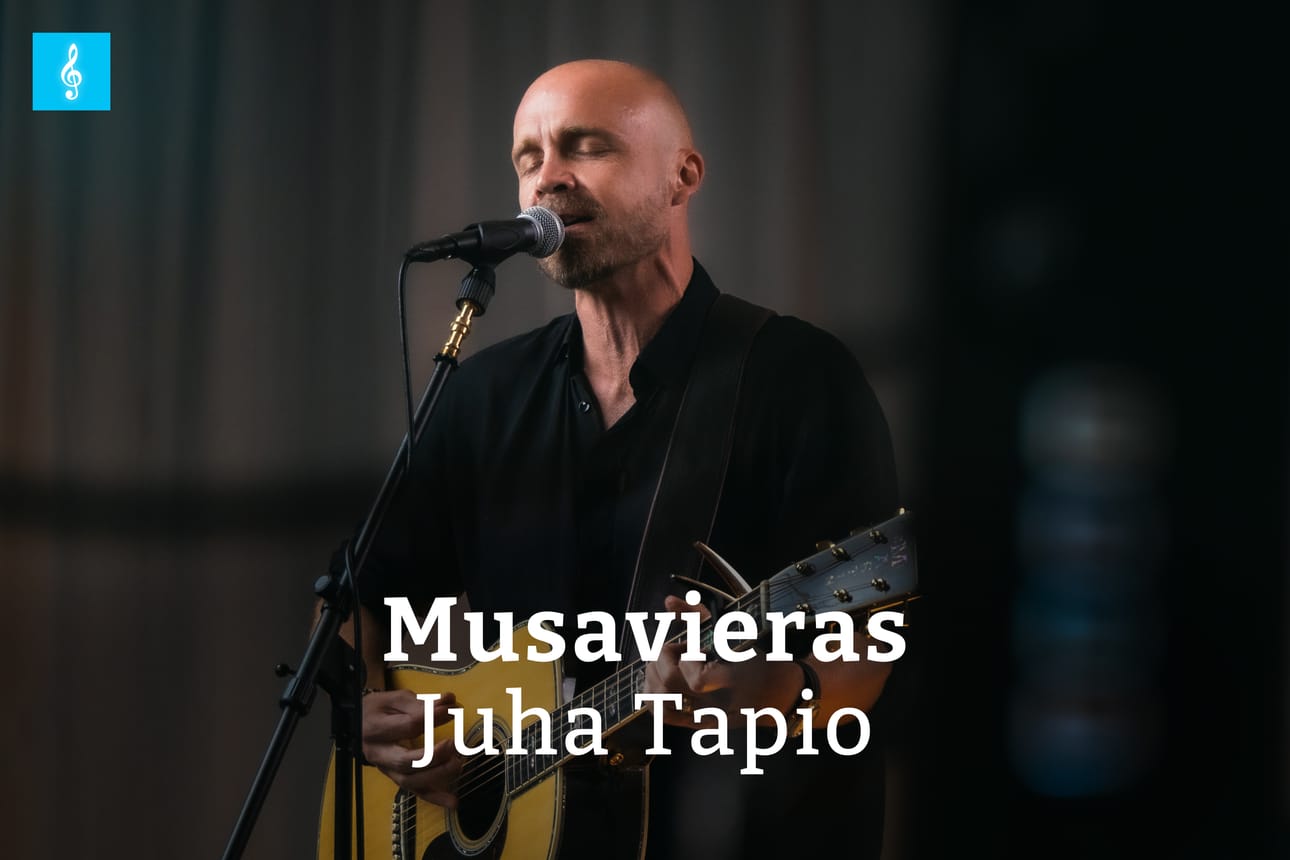 Ylistarossa peruskoulun ja lukion käynyt Juha Tapio asuu nykyisin Tuusulassa, jossa hän myös tekee kappaleitaan Eino Leinon työhuoneessa.