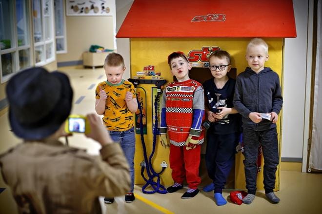 Lehtimies Nuutti Erkkilä (vas.) löysi leikkikaupungin huoltamolta uutisen. Uutisen takana olivat huoltamolla työskentelevät Väinö Kansanaho, Elias Lehtimäki, Severi Komulainen ja Eemi Haukkala. Kuva: Tomi Kosonen