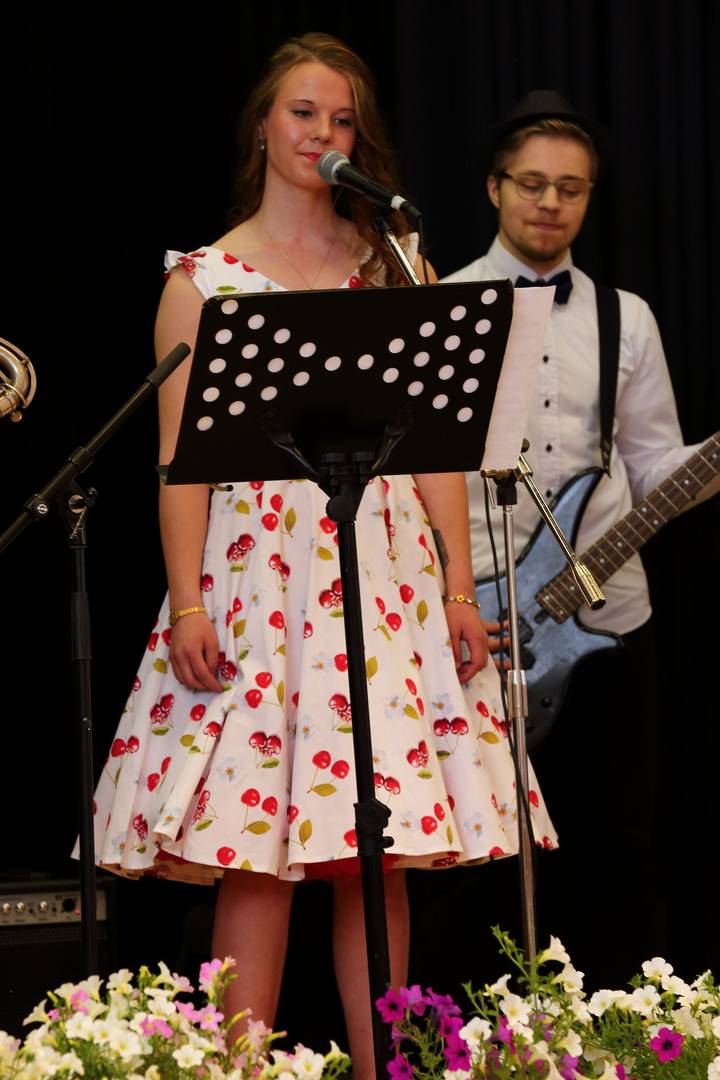 Raahen lukion musiikkiryhmä esiintyi lauantain juhlassa. Tuore ylioppilas Janika Ahola toimi ryhmän vokalistina.