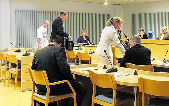 Oululaista taekwondo-opettajaa Sami Greusia (vas.) puolustaa oikeudessa helsinkiläinen asianajaja Jarkko Jaatela. Syyttäjänä toimii kihlakunnansyyttäjä Päivi Markus.
