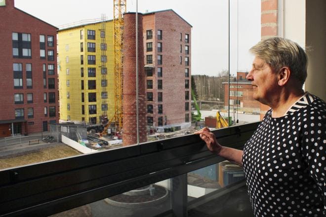 Marja-Leena Autio seuraa uuden Seinäjoen rakentumista aitiopaikalta. Hän muutti Itikanmäelle itsenäisyyspäivänä. Kuvat Virpi Kupiainen-Ämmälä