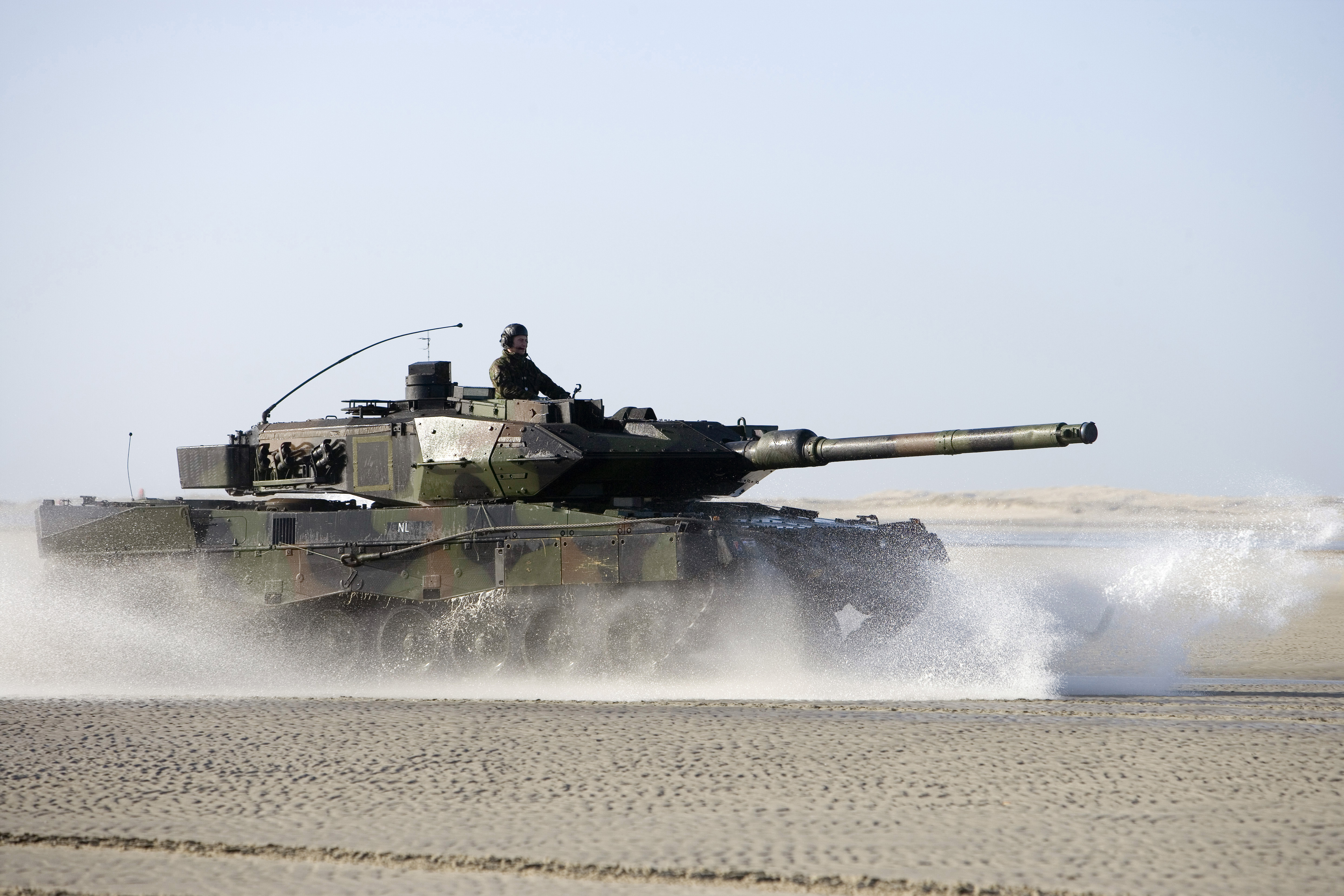 Puolustusvoimien Hollanista ostama Leopard 2A6 -taistelupanssarivaunu.