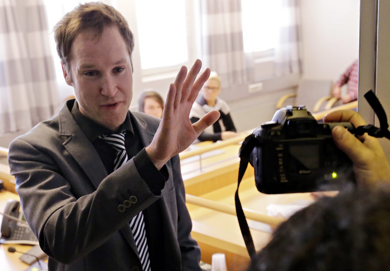 Oulun käräjäoikeus vangitsi 16-vuotiaan miehen Osaon Myllytullin yksikössä torstaina tapahtuneista puukotuksista. Istunto päätettiin pitää salassa. Kuvassa tuomari Heikki Juntunen.
