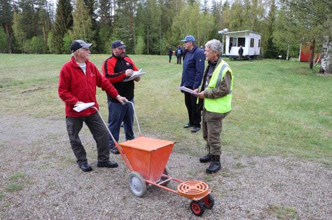 Jarmo Kalliomäki, Markku Laiteenmäki, Pekka Koskinen ja Rainer Raitala valmistautuvat puolimaratonin lähtöhetkeen. KUVAT: HENNA NEVALA