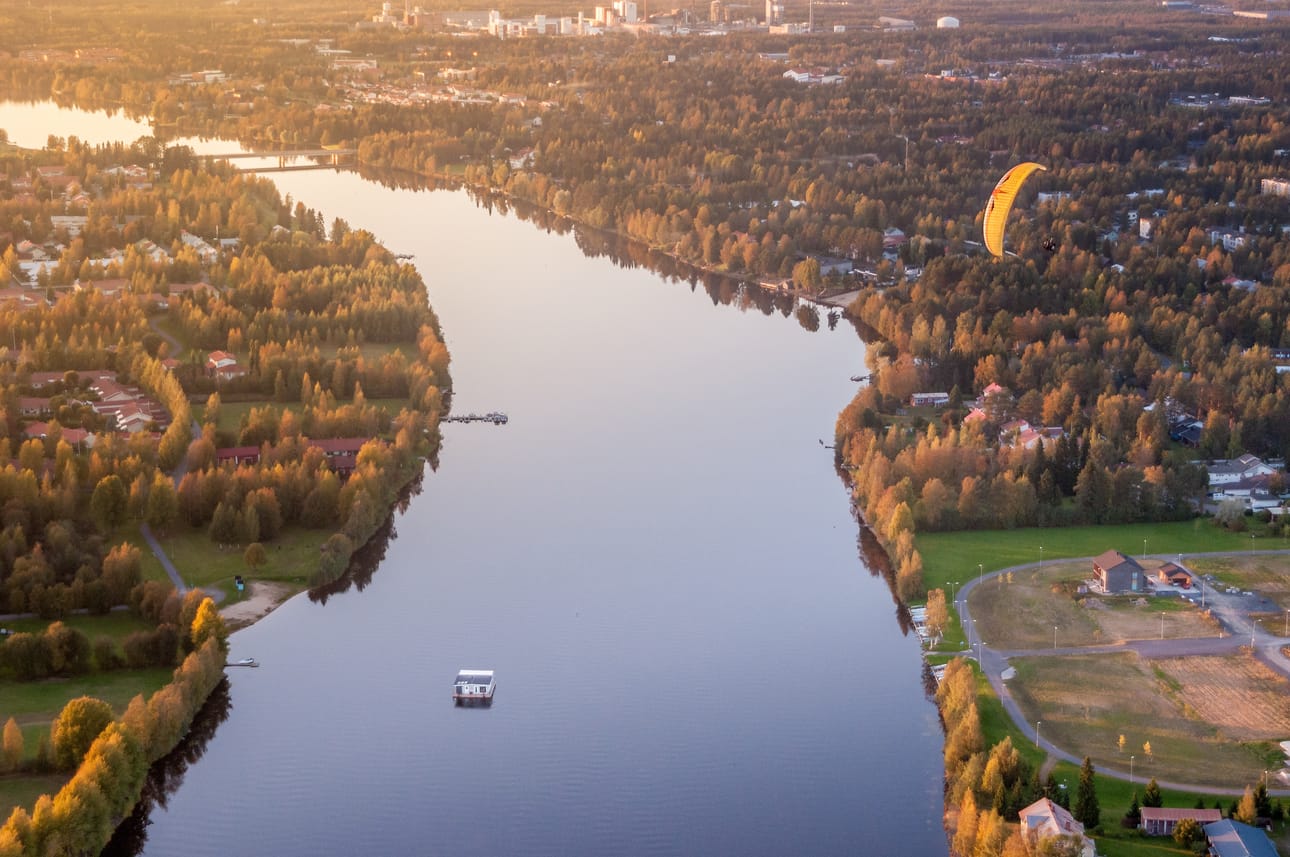 Oulujoen yllä varjoliitäjälle avautuu huikeat näkymät