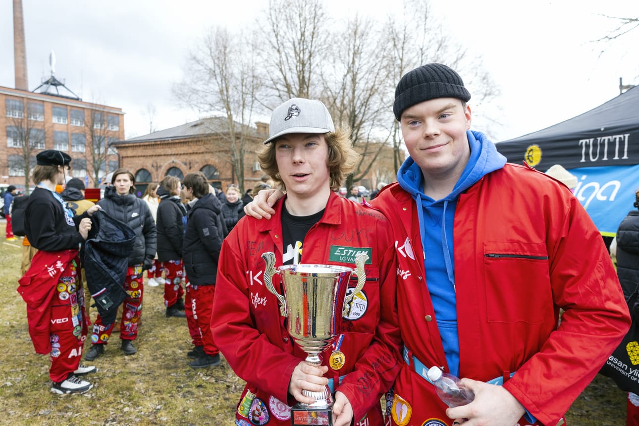Matias Mäkelä ja Markus Lammi voittivat jäynäkisan tavoitellun pokaalin.