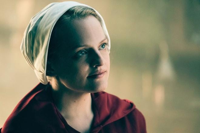 Offred (Elisabeth Moss) elää Handmaid’s Tale -sarjassa Gileadissa, jossa oikeudet ovat valtaapitävillä miehillä. KUVA: Yle Kuvapalvelu
