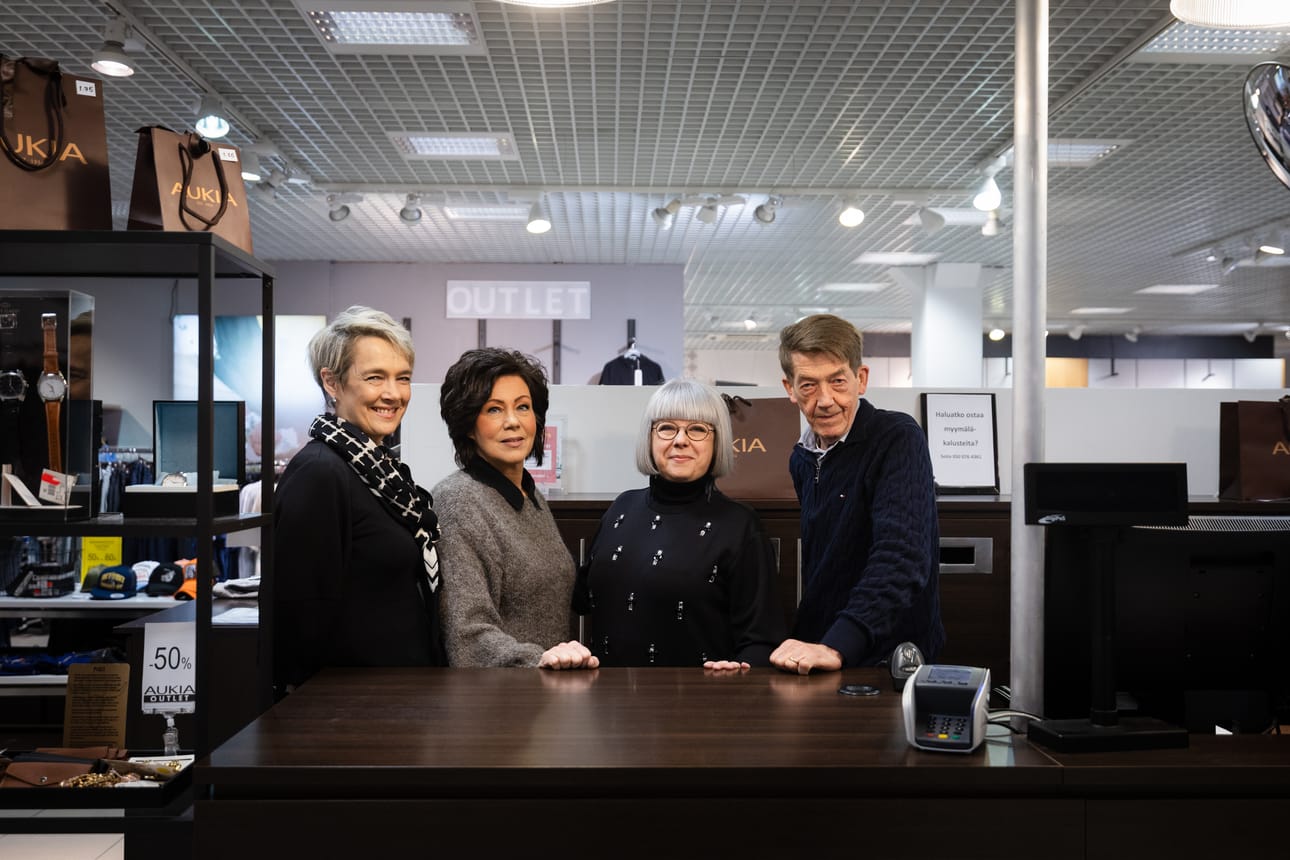 Sari Latvalalla, Margita Viidalla, Hanna Kaunissaarella ja Harri Siltasella on takana yhteensä 120 vuotta työuraa Aukian liikkeissä Seinäjoella. Myymälä suljetaan lopullisesti joulun aatonaattona.