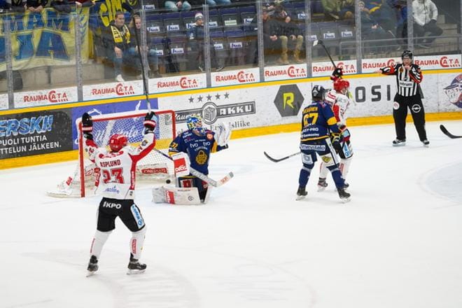 Sport siirtyi 1–2-vierasjohtoon ajassa 38.39. Ari Gröndahl teki tasavajaalla johtomaalin, kun hän veti keskeltä yläkulmaan niin, että Oskari Setänen oli Lukon maalissa täysin voimaton. Esityön maaliin tekivät Antti Erkinjuntti ja Turo Asplund. KUVA: JUSSI HIETIKKO