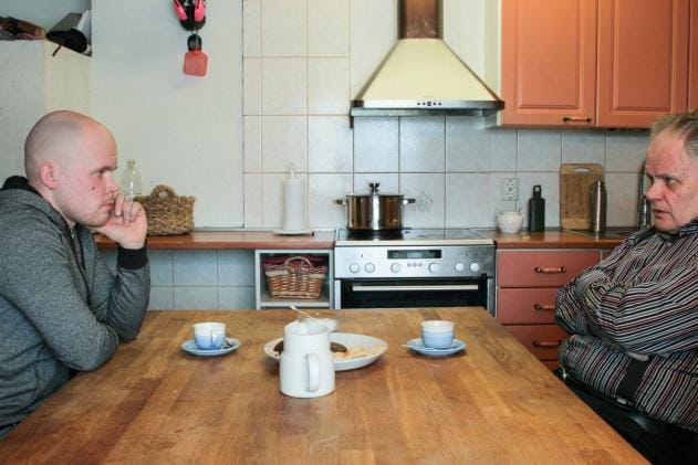 Poika Henry (vas.) haluaisi ostaa kotitilan, mutta pankki haluaa Juha-isän ottavan osan tilan veloista mukaansa eläkkeelle. Mitä tehdä? KUVA: Yle Kuvapalvelu