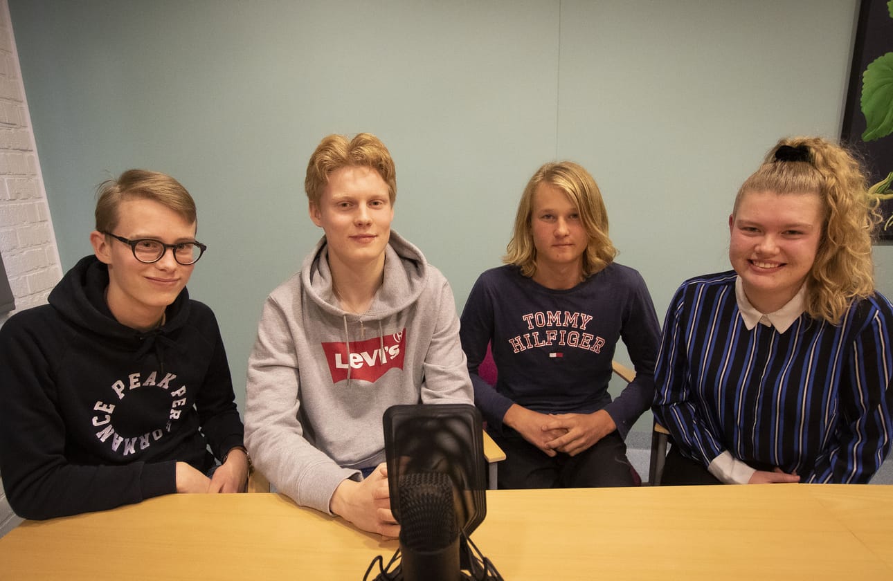 Tupoksen Pressiklubin uusi kokoonpano Okko Pohjola (vasemmalla), Severi Saari, Viljami Hoikka ja Enni Hakola keskustelevat uudella klubikaudella podcast-muodossa. Ensimmäisessä istunnossa asialistalla olivat brexit, kannabis ja kirkkoherranvaalit.