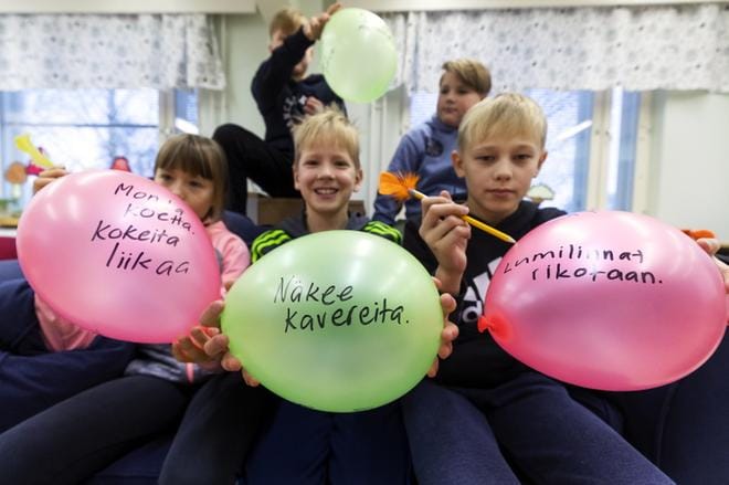 Aliina Kivekäs, Veeti Heiska ja Joona Uuttu näyttävät, minkälaisia ajatuksia kouluun liittyen voi tulla. Takarivissä Joona Somppi ja Saku Vertanen. KUVA: JARNO PELLINEN