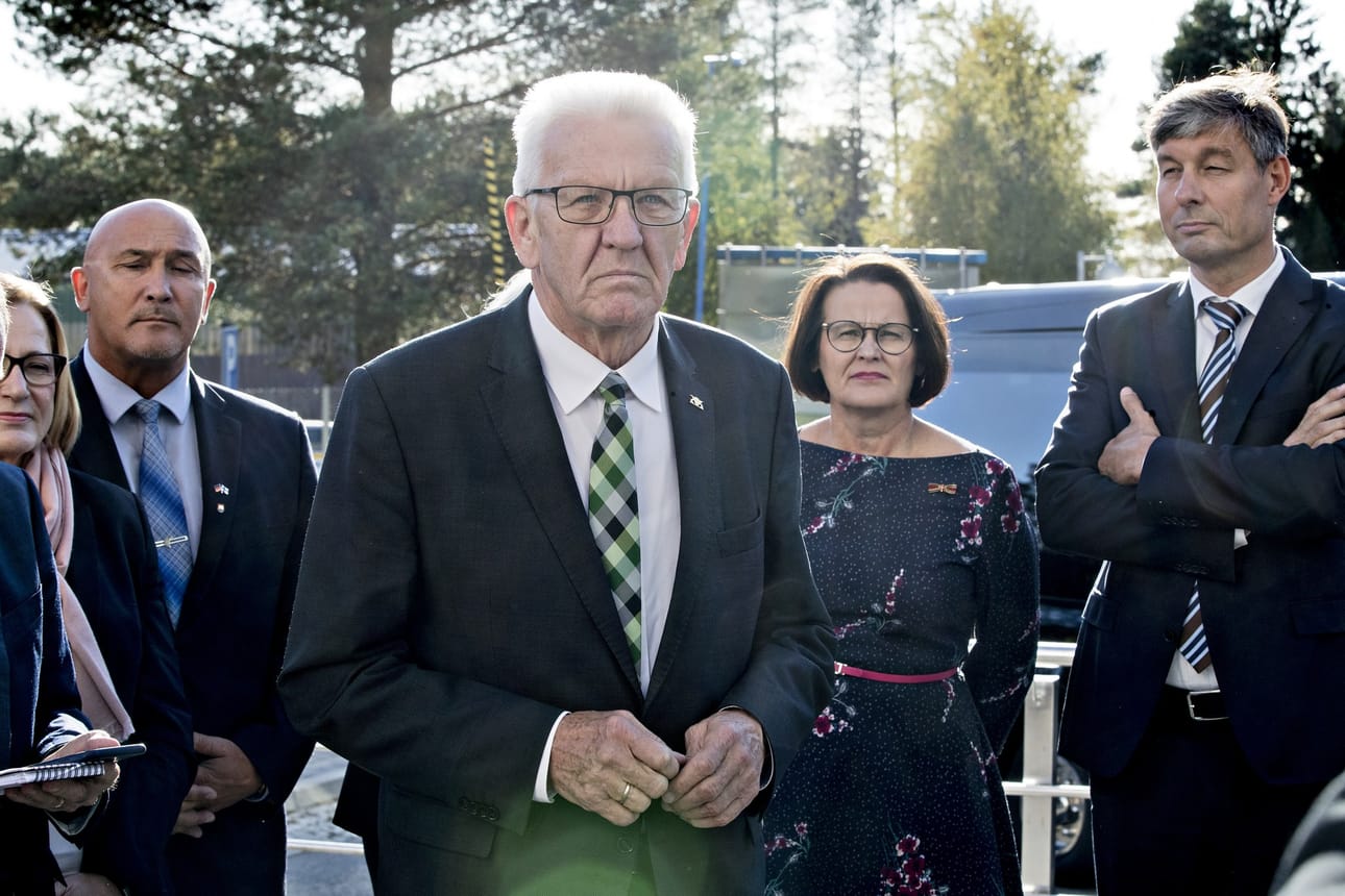 Saksan Baden-Württembergin osavaltion pääministerin Winfried Kretschmannin (kuvassa keskellä) vierailua tiistaina Nokian Oulun Ruskon tehtaalla seurasivat Pohjois-Suomen aluehallintoviraston ylijohtaja Terttu Savolainen (vas.), Oulun kaupunginvaltuuston puheenjohtaja Juha Hänninen ja Oulun kaupunginjohtaja Päivi Laajala. Mukana oli myös Nokian Saksan maajohtaja Wolfgang Hackenberg (oik.).