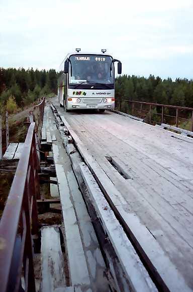Sillan paikka. Kuulun Tuntsajoen ylittävä silta Alakurtissa on kiperä paikka isolle turistibussille. Alakurtti on kuulu sotilaslentokentästään ja siellä seisoskelevista taistelukoptereista.