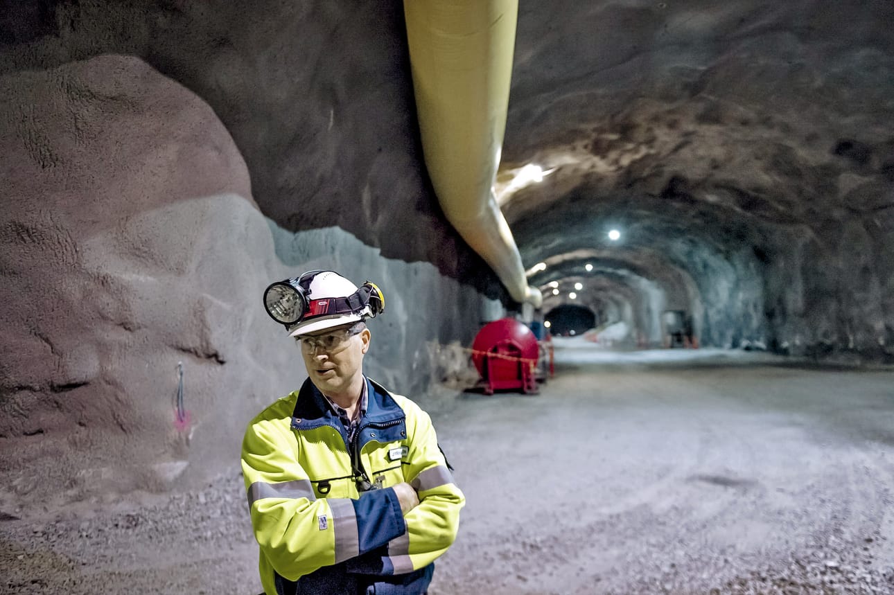 Geologi Jyrki Liimatainen esitteli Olkiluotoon kaivettua ydinjätteen loppusijoituspaikkaa marraskuussa 2014. Luola on 400 metriä maan alla.