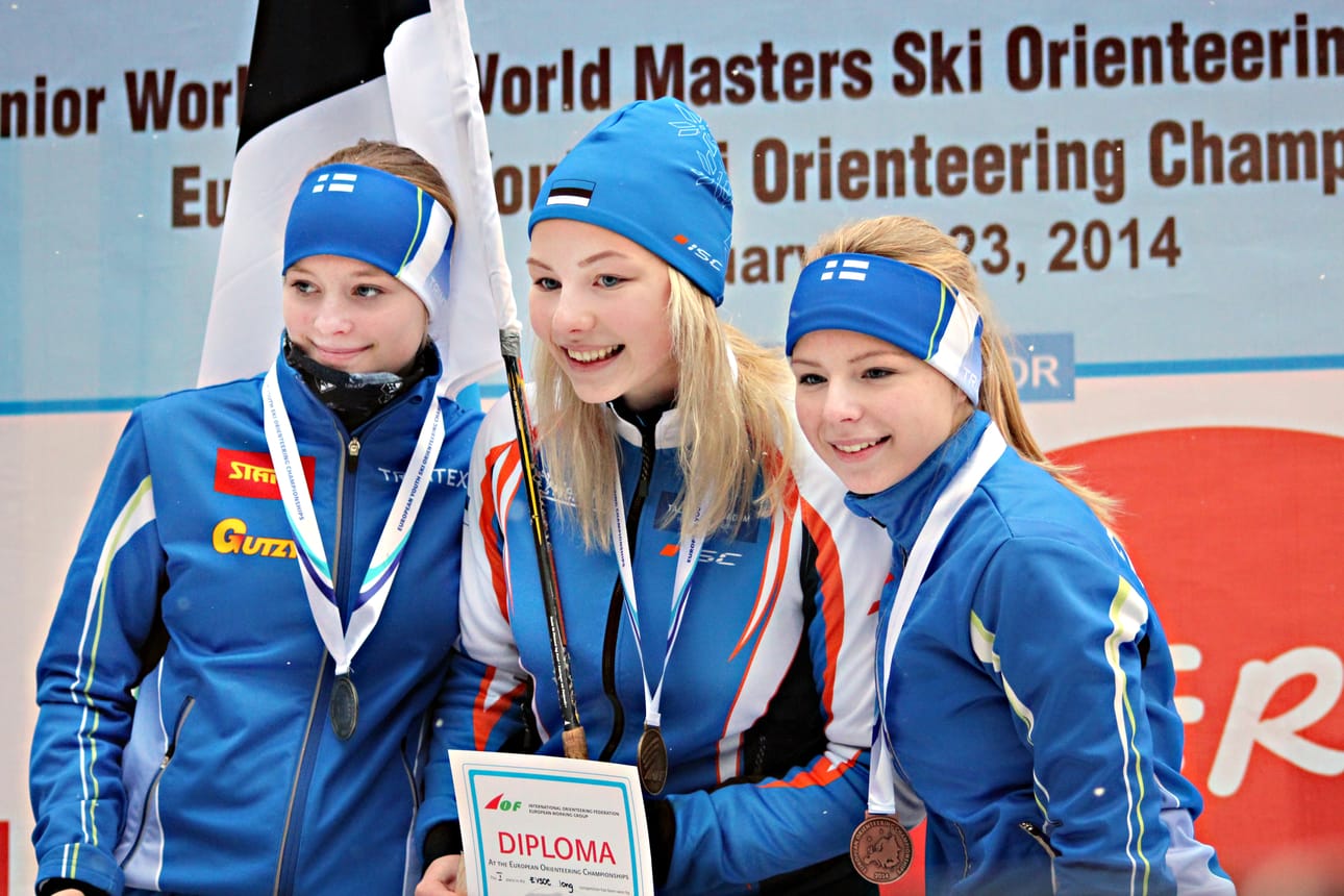 Juliaana Näsi (vas.) sai palkintokorokkeelle seurakseen Viron Doris Kudren ja Liisa Nenosen.
