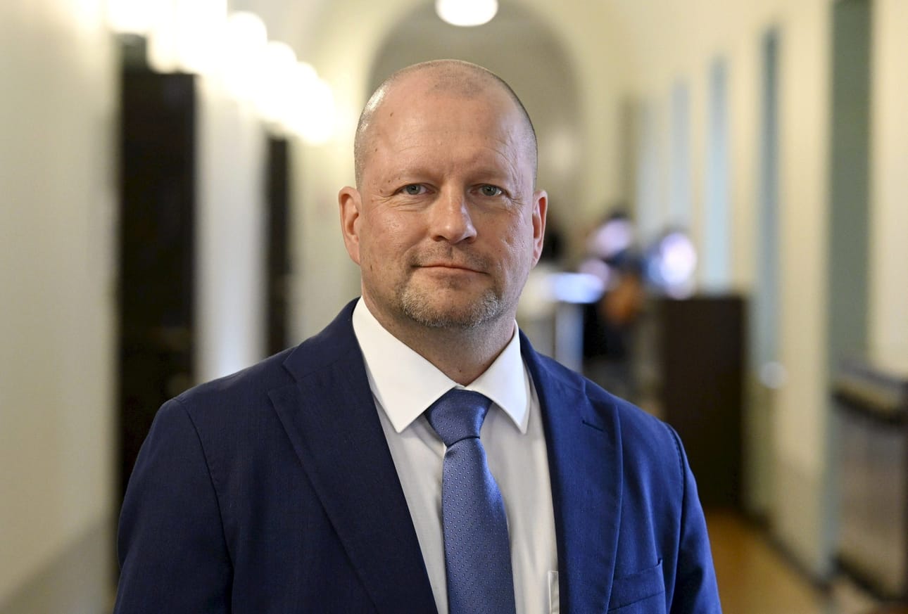 Kansanedustaja Timo Vornanen (ps.) kertoo saaneensa kantoluvan aseelleen aikaisemman poliisityönsä ja itsensä suojaamisen perusteella. LEHTIKUVA / Markku Ulander