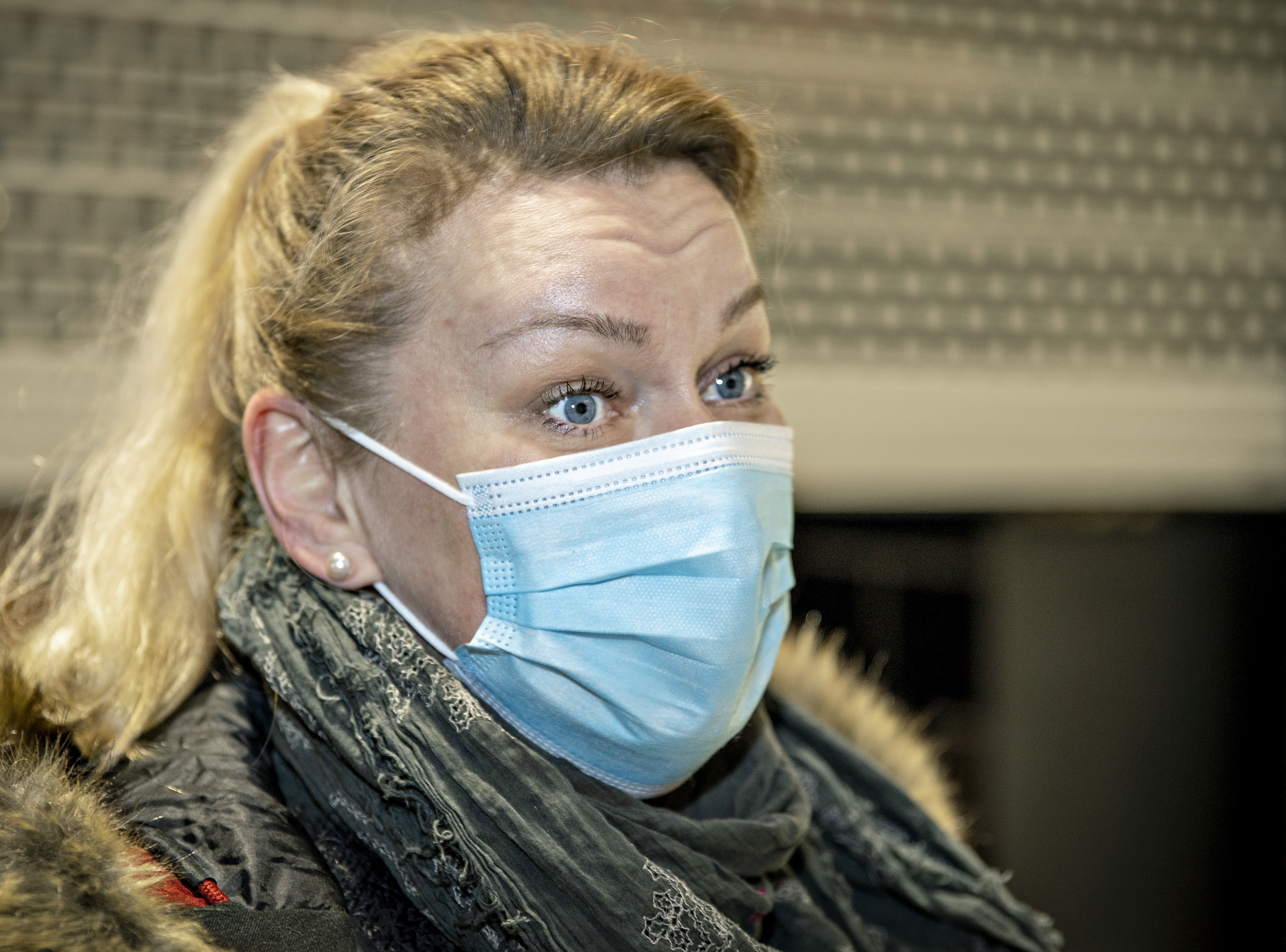 ”Kurjahan maskia on käyttää koko päivä kun tekee asiakaspalvelutyötä. Mutta jos koronatilannetta yhtään helpottaa, käyttö on perusteltua. Rokotukset minulla on.” – Päivi Ilottu