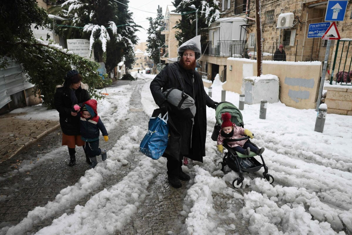 Sankka lumipyry kietoi Jerusalemin valkoiseen vaippaansa torstaina. LEHTIKUVA/AFP
