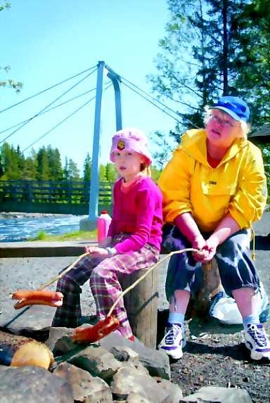 Luontoretki parhaimmillaan. Viivi ja Inkeri Turunen tulivat Koitelin koskelle nauttimaan kesäpäivästä.
