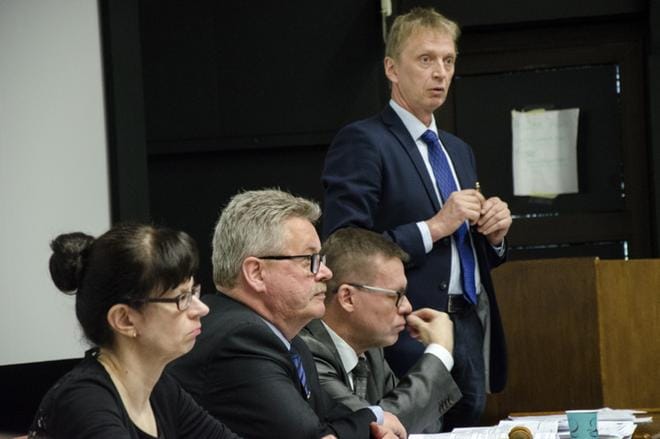 Hallintojohtaja Liisa Salo sai väistyvältä valtuuston puheenjohtajalta Petri Salolta ruusun "lähes täydellisenä virkamiehenä". Hallituksen väistyvä puheenjohtaja Heikki Hakala piti puheen. KUVA: JUHA AHO-PYNTTÄRI