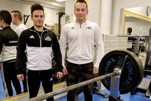 – Kisoista haetaan palkintoa tehdylle työlle ja on tässä oltava kilpailuhenkeä, sanovat penkkipunnertajat Jani Haapa-aho (vas.) ja Niku Ketola. KUVA: MIIANELLA HERRALA