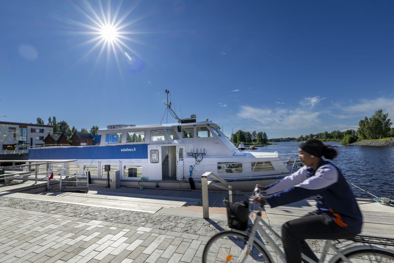 Casandra tekee torin rannasta risteilyjä Oulun edustan merialueelle. Casandra on aiemmin risteilyjä tehneen Alexandran sisaralus.