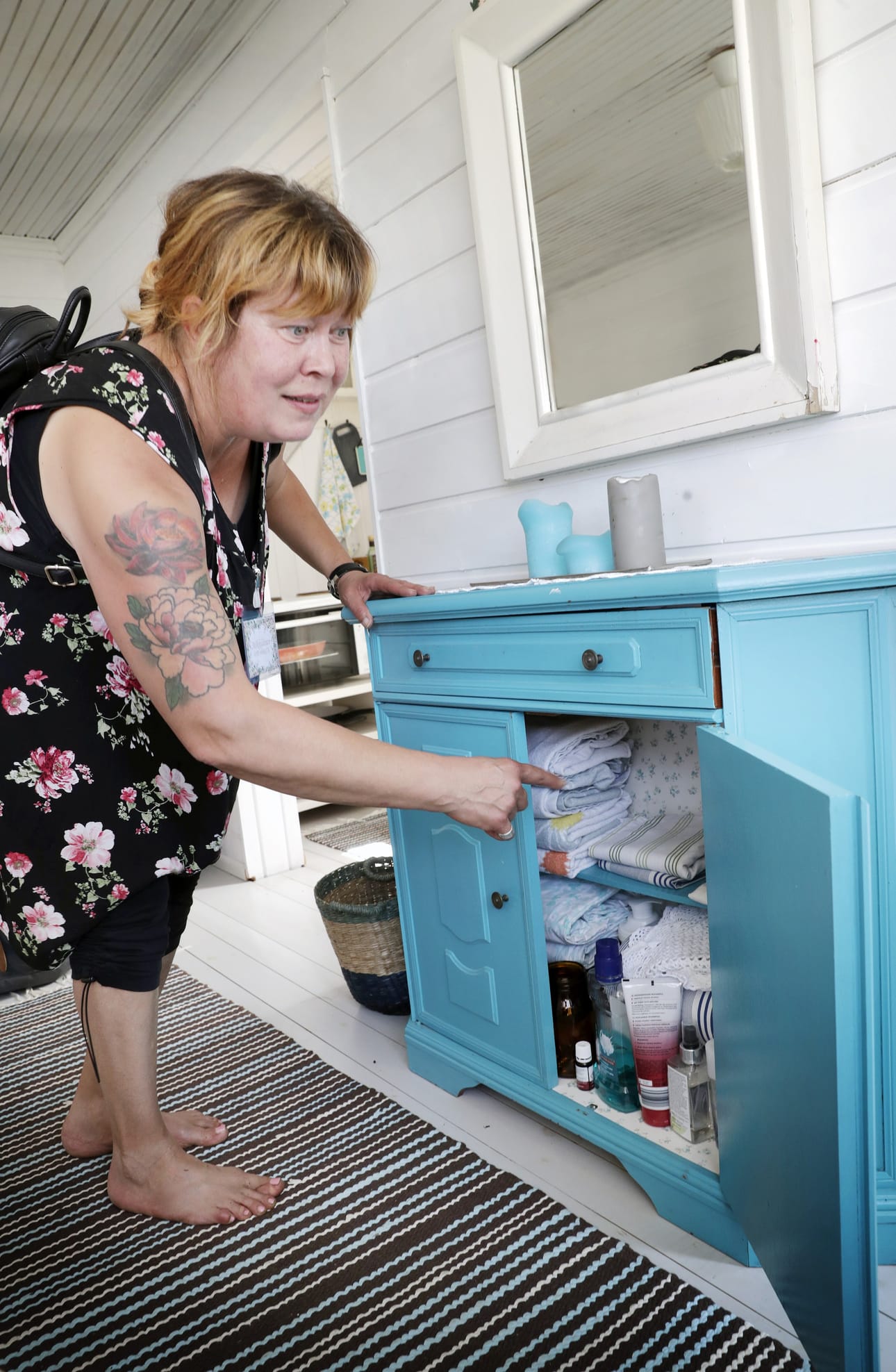 Riitta Pärssinen kertoo, että mökin sisäpuolen värimaailma lähti rakentumaan turkoosin lipaston ympärille.