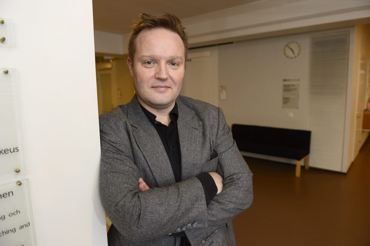 Aalto-yliopiston yritysjuridiikan professori Petri Kuoppamäki sanoo, että harkintavallan myöntäminen liigapaikkaa hakevan seuran kilpailijoille on järjestelynä kartellinomainen. LEHTIKUVA / Martti Kainulainen