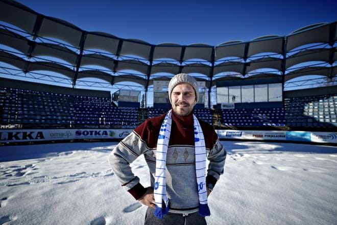 Vimpelin uusi kunnanjohtaja Sami Gustafsson pesäpallopyhätössä Saarikentällä. Miehen puheessa kuuluu vielä Turun murre. KUVA: TOMI KOSONEN