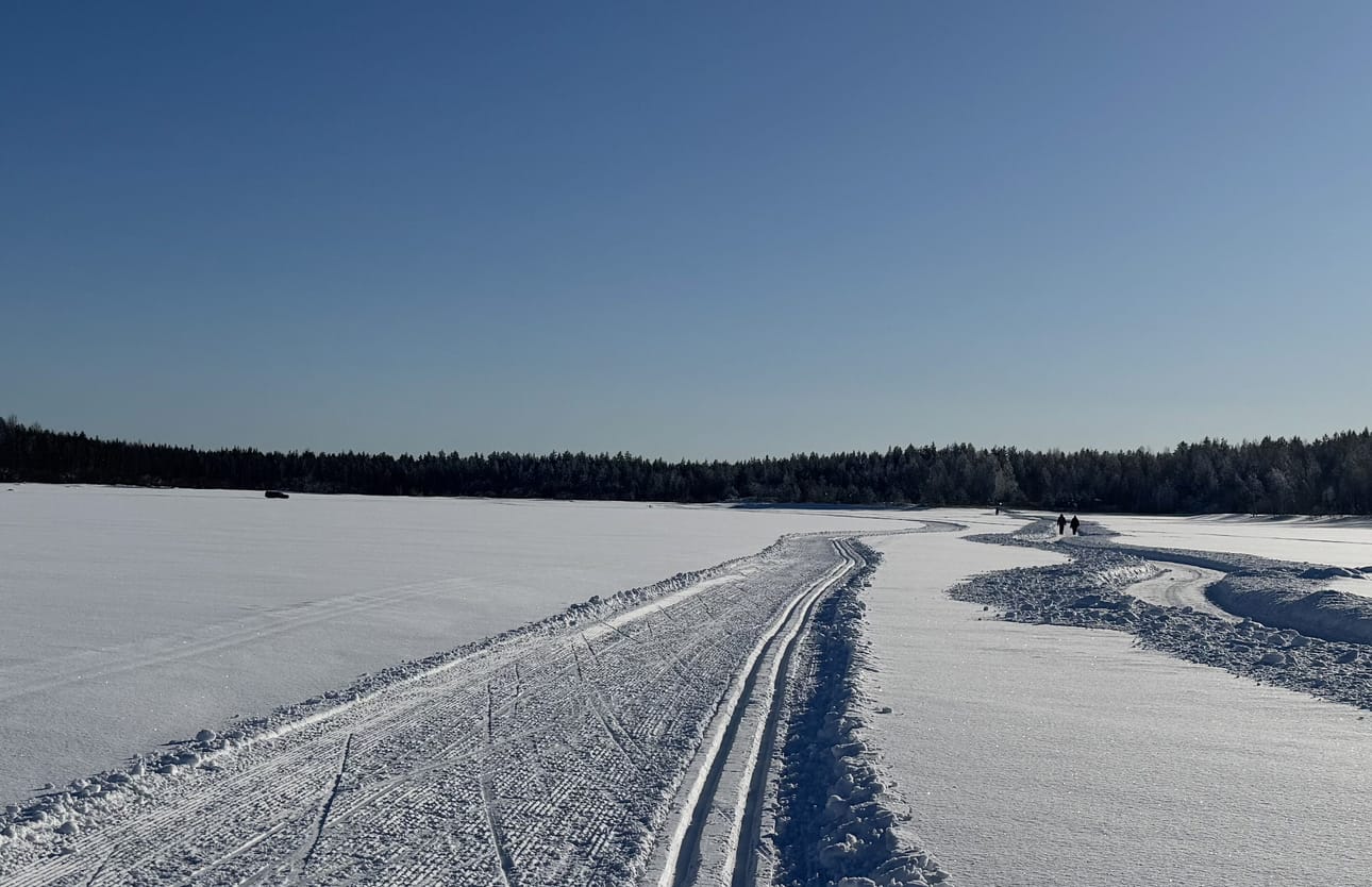 Maaliskuu on alkanut Oulun seudulla varsin lämpimänä. Ulkoilusäät ovat olleet viimepäivinä mainiot ja ladut hiihtokunnossa muun muassa Uljuan tekojärven jäällä.