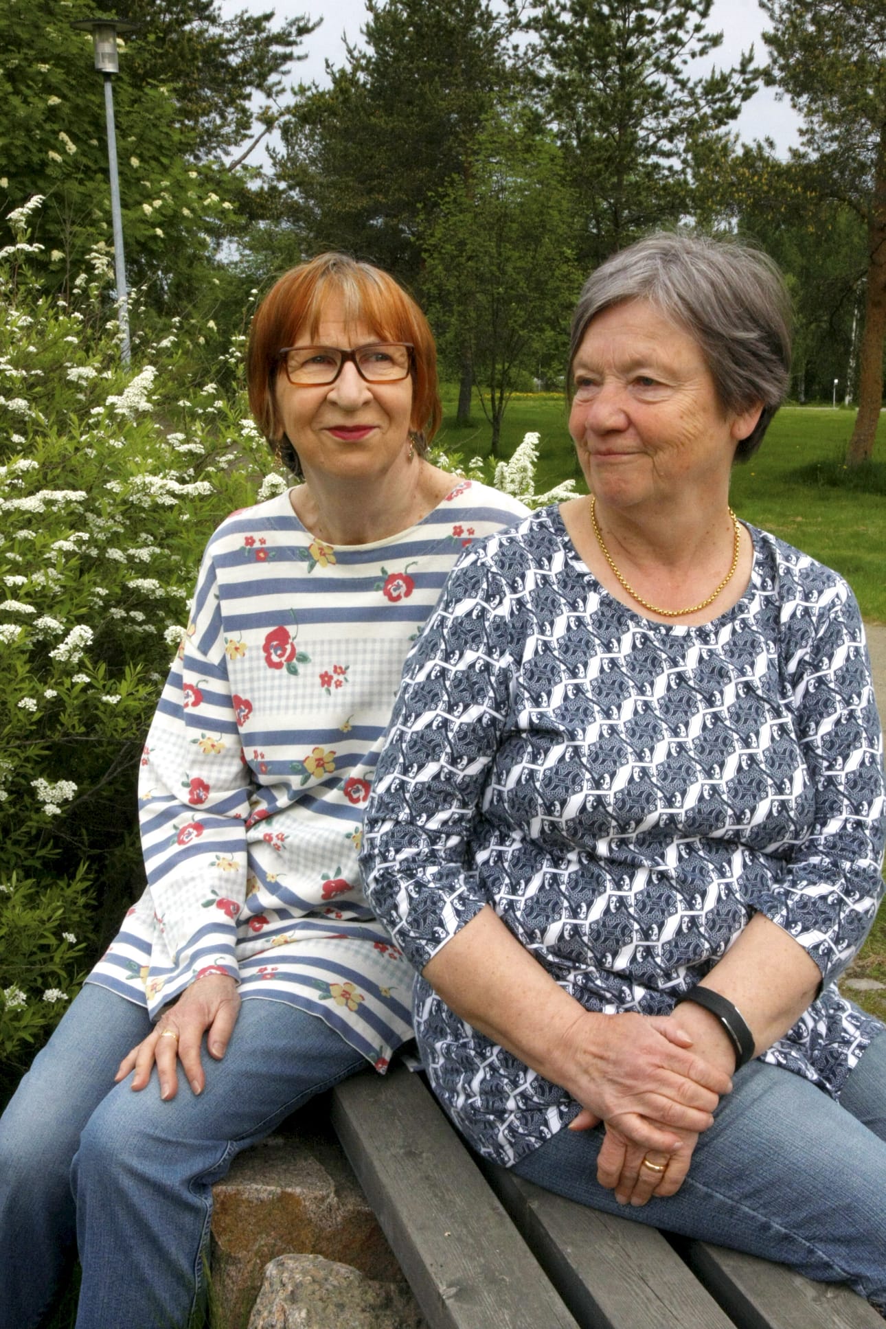Annikki Laukkanen ja Anni Lyytiköäinen iovat valmistelleet liminkalaisten riemuyliopppilaiden juhlaa 2016.