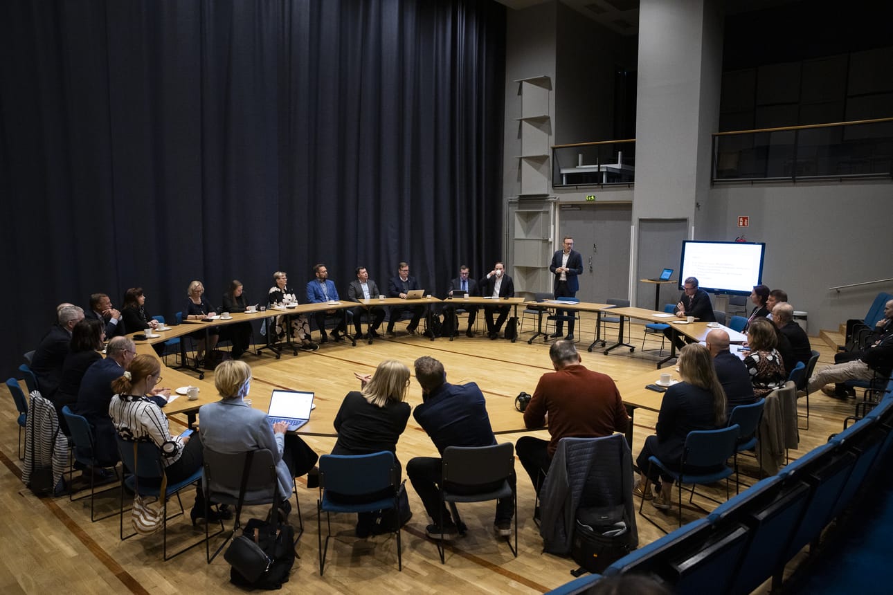 Kuntajohtajia ja muita päättäjiä Pohjois-Pohjanmaalta kokoontui 21. syyskuuta Muhokselle kuulemaan työministeri Matias Marttisen (kok.) näkemyksiä datakeskusten työllisyysvaikutuksista.