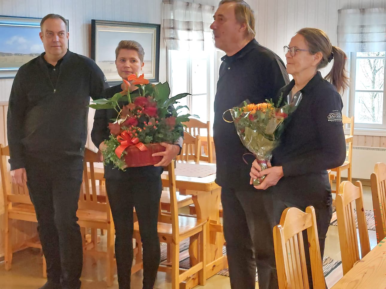 Punaisen tuvan viinitila on jo 30-vuotias yritys. Juhlassa poseerasivat yrittäjä Jussi Keijosen kanssa hänen puolisonsa Heidi ja yrityksen aloittaneet Jorma ja Sisko Keijonen.