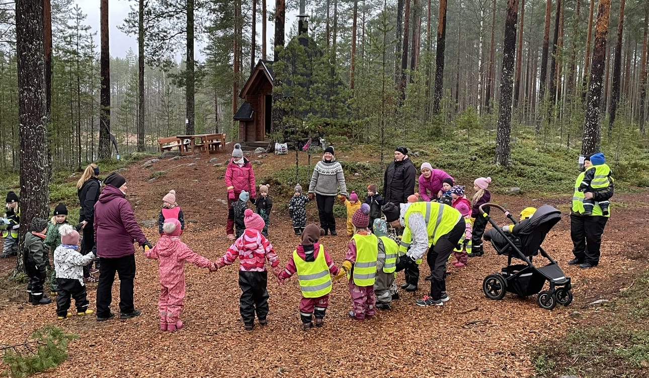 Päivän aikana paistettiin kodalla makkaraa ja lapset saivat leikkiä luonnon omalla temppuradalla.