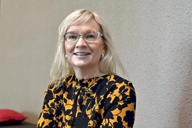Julkisten ja hyvinvointialojen liiton puheenjohtajan Päivi Niemi-Laineen mukaan tulevassa maakunta- sekä sosiaali- ja terveyspalvelu-uudistuksessa on edelleen isoja ratkaisemattomia asioita. – Nyt mennään kuitenkin pelkästään raha edellä, hän sanoo. KUVA: HEIKKI HAKANEN