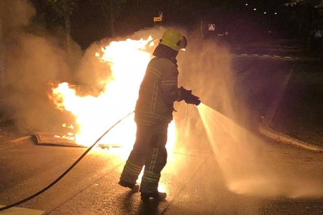 Palokunta sammutti yöllä palavia roskalaatikoita Vanhassa Vaasassa. LUKIJAN KUVA