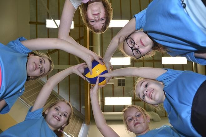 Iida Hirvelä, Emmi Hirvelä, Armi Tuomela, Noora Vuorus, Emma Ojanperä ja Outi Hemminki ovat edelleen kova kuusikko. Joukkue voitti toistamiseen aluemestaruuspronssia. ARKISTOKUVA: JAANA ALA-LAHTI
