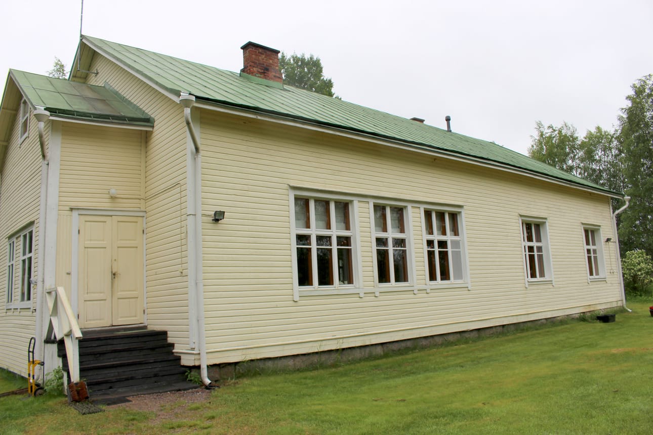 Koulunpito on alkanut Oppilassa vuonna 1914. Taloa rakennettiin kaksi vuotta.