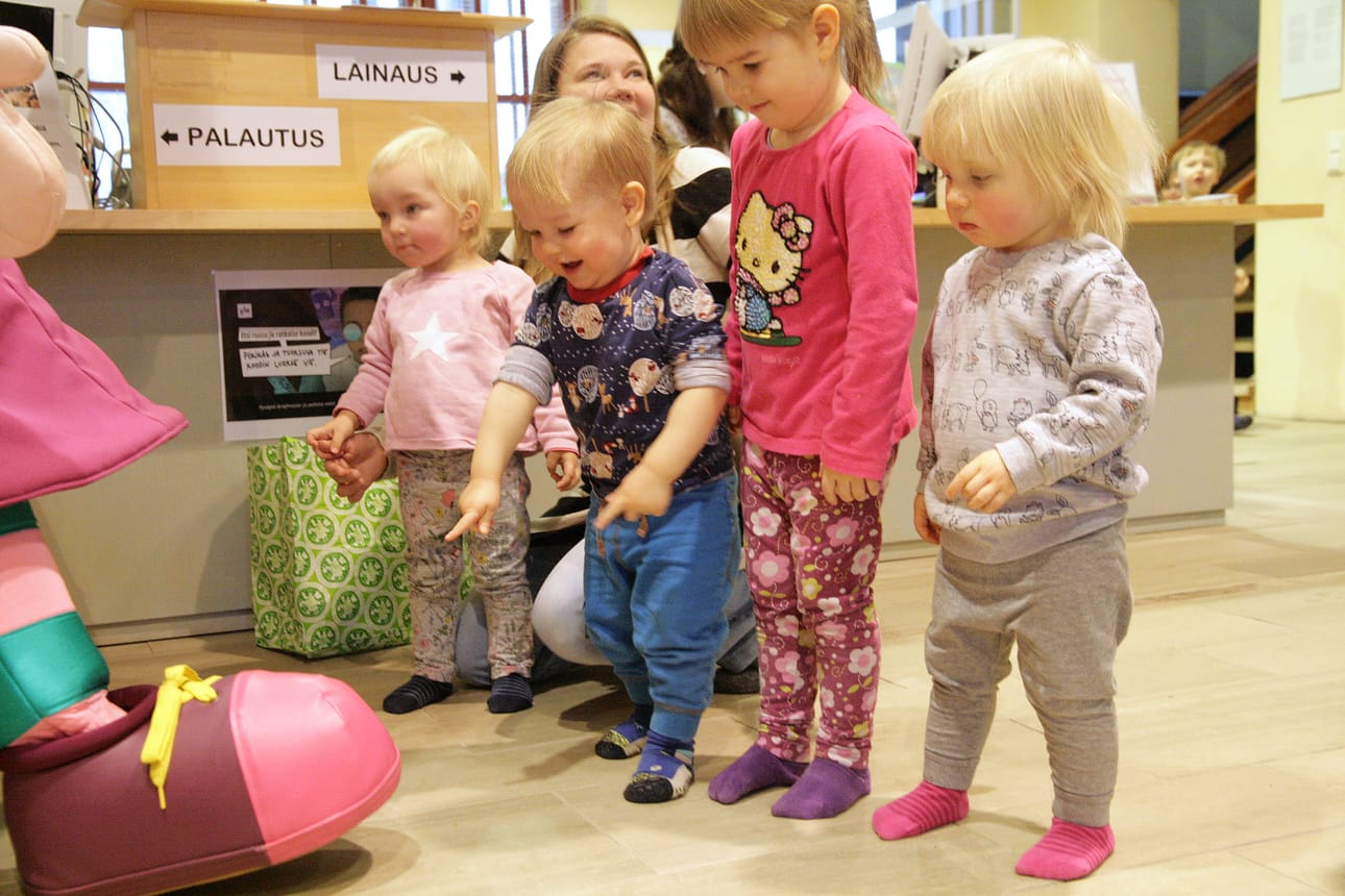 Kirjastovirkailija Helena Rinnekangas lahjoitti perhepäivähoitajille yhteensä 16 kirjakassia. Vuorossa on Tiina Pekkarinen.