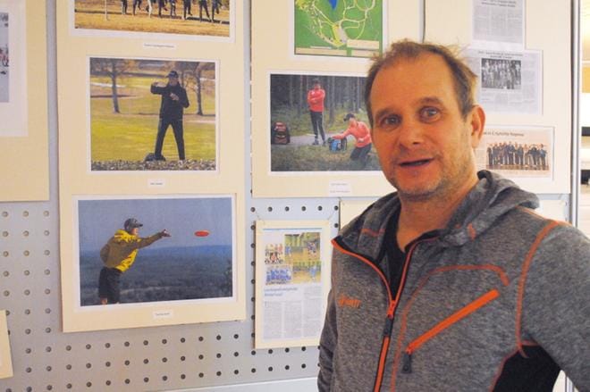 Ähtärin Urheilijoiden puheenjohtaja Markku Autio kertoi frisbeegolfin kuuluvan seuran uusiin lajeihin. Seuran kivijalkoina pysyvät hiihto ja yleisurheilu. KUVA: EEVA-LIISA KULJU