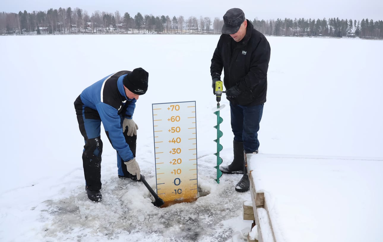 Timo Kontiainen ja Allan Ritala mittasivat järven pinnan korkeuden Rantamajan kohdalla. Kontiainen merkitsi lukeman heti vihkoonsa, johon on kirjannut pitkänsitkeän hankkeen vaiheet.