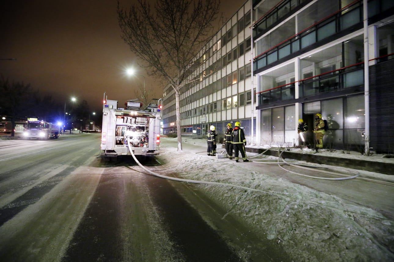 Poliisi ja pelastuslaitos saivat hälytyksen Ratakadulle puoli yhdeksän aikaan lauantai-iltana.