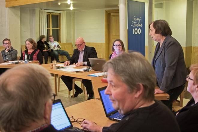 Mirja Högstrand piti monta puheenvuoroa Kaskisten valtuuston käydessä keskustelua siitä, aloitetaanko esiselvitystyö Närpiön kanssa tehtävästä kuntaliitoksesta vai ei. Kari Häggblom johti puhetta. Etualalla keskellä Juhani Holm. KUVA: AUNE WARONEN