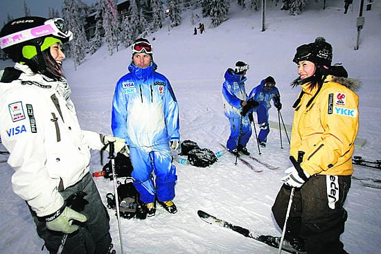 Aiko Uemuraa (vas.) ja Miki Itoa naurattaa. Janne Lahtelaa pätevämpää kumparelaskun opettajaa ei maailmasta löydy.