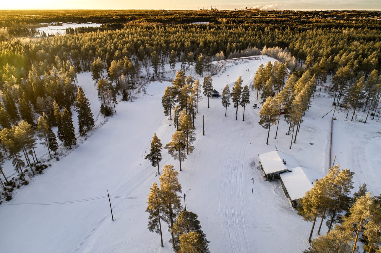 Raahen hiihtomajan maastossa ladut ovat jo varsin hyvässä kunnossa, mutta siirtymäladuille olisi toiveissa lisää lunta.
