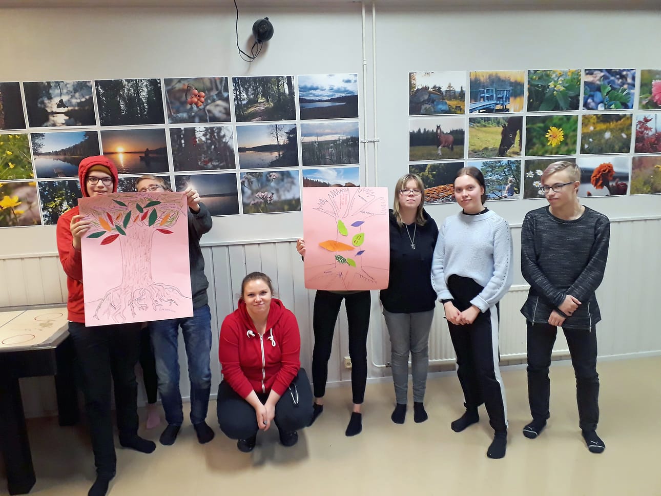 Nuorisotiloissa piirrettiin viime viikolla ryhmätyönä Vihapuhepuu, jonka juuret ovat erilaisuudessa ja epätietoisuudessa. Ongelmia kasvavan lehvästön joukkoon lisättiin terveitä lehtiä, jotta se saataisiin muuttumaan Kivapuhepuuksi.