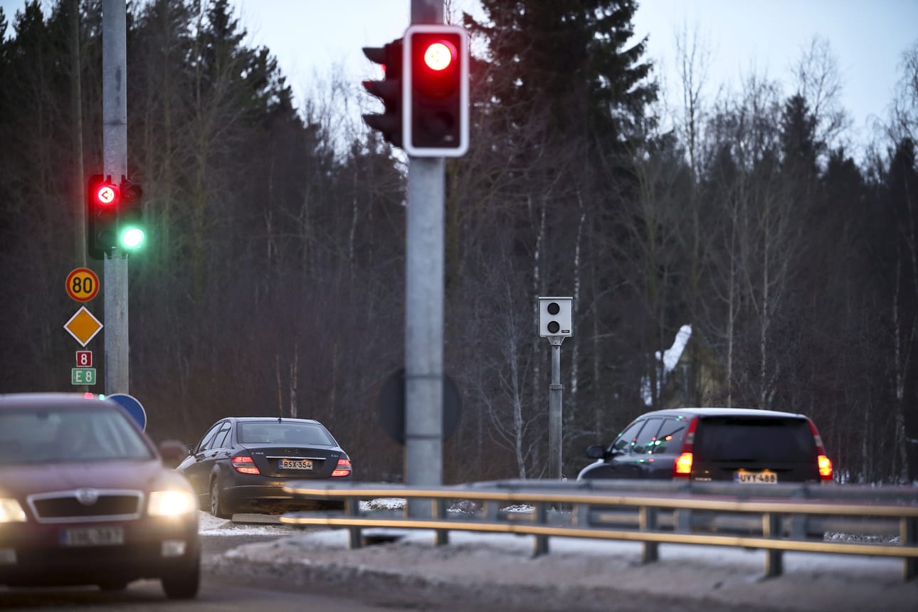 Tässä Saloisten valoristeyksessä on 80 kilometrin nopeusrajoitus merkittynä kameratolpan jälkeen. Peltipoliisin valvomalla alueella nopeusrajoitus on kuitenkin 60 kilometriä tunnissa.