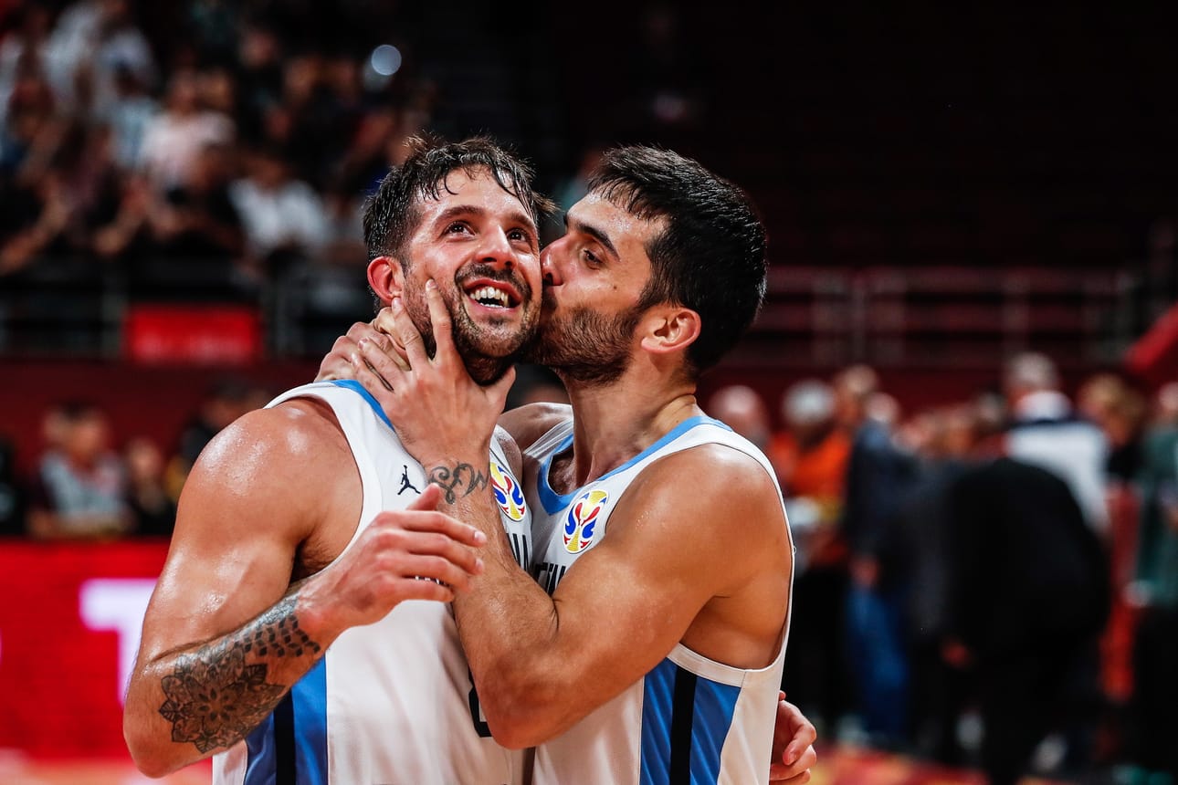 Argentiinan Nicolas Laprovittola (vas.) ja Facundo Campazzo juhlivat MM-loppuotteluun pääsyä.
